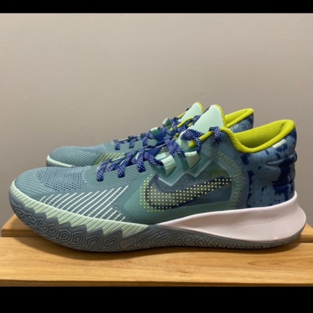NWT - Kyrie Flytrap V (Unisex)